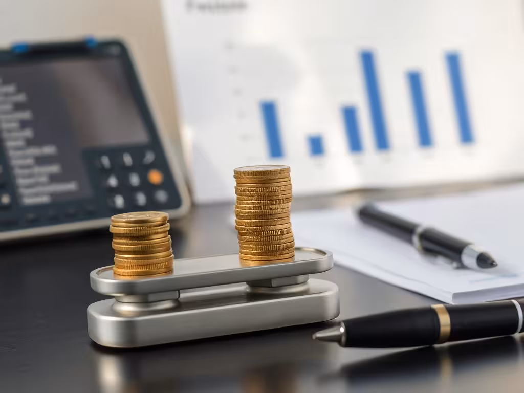 Balance et graphique comparant les tarifs de différentes formules de logiciels de vente en ligne.